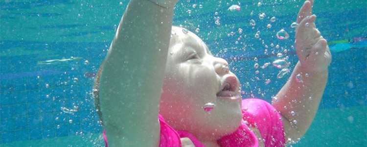 Co přinese dětem a rodičům kurz plavání a batolat?